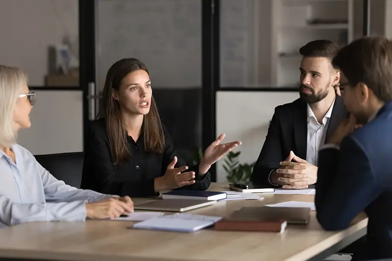 Franchiseurs, la témérité ne paie pas ! 1 Réunion de professionnels en costume débattant d’un dossier lors d’une procédure juridique ou d’une médiation en franchise