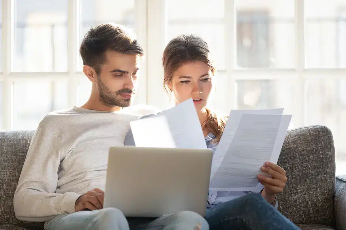 Futur franchisé analysant le Document d’Information Précontractuel avant signature du contrat