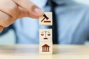 Illustration d’un chef d’entreprise consultant un document d’information précontractuelle (DIP) pour intégrer un réseau de franchise en toute sécurité. Crédit photo marchmeena29 / iStock 1279982890