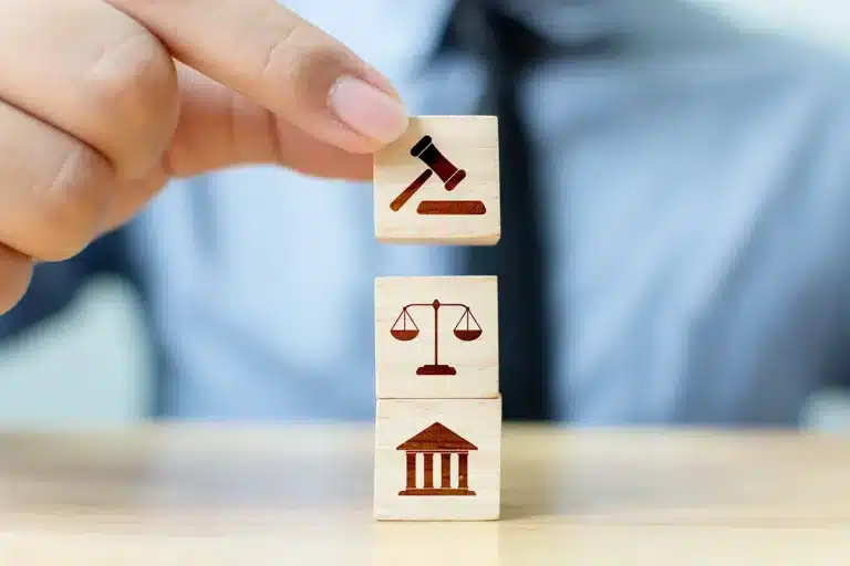 Illustration d’un chef d’entreprise consultant un document d’information précontractuelle (DIP) pour intégrer un réseau de franchise en toute sécurité. Crédit photo marchmeena29 / iStock 1279982890