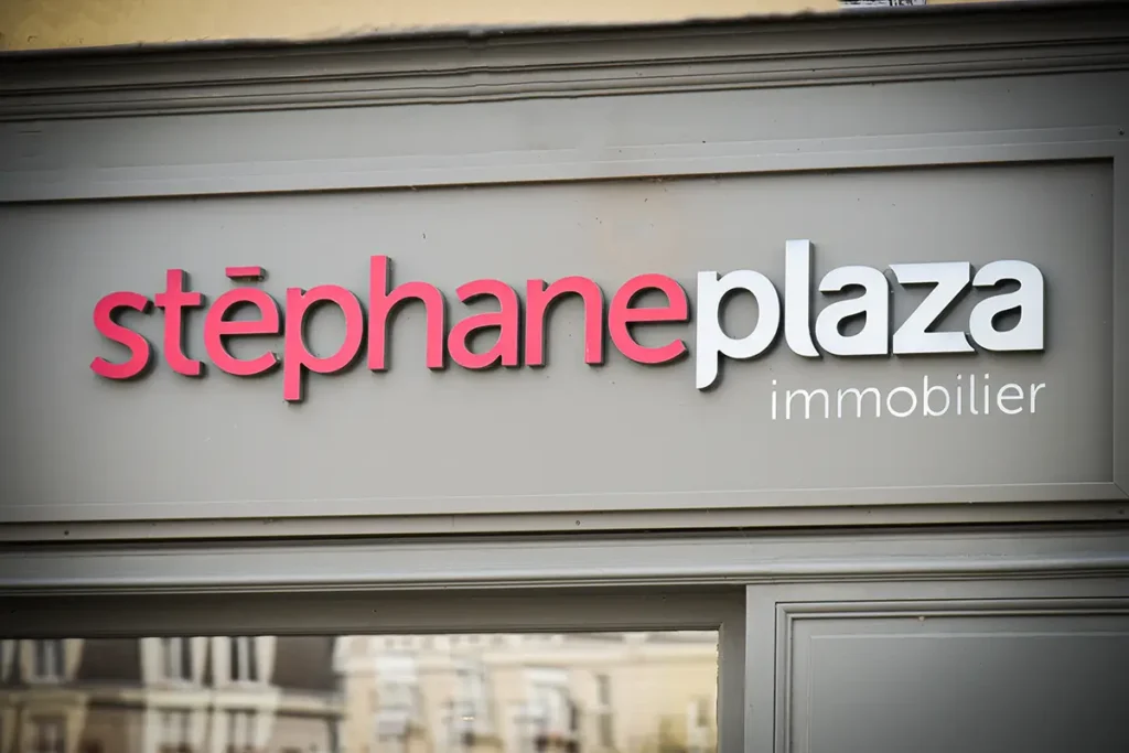 Enseigne Stéphane Plaza Immobilier – illustration des risques d’image de marque pour un réseau de franchise. Crédit photo AUFORT Jérome - stock.adobe.com