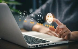 Cabinet d'avocats BMGB - Spécialiste de la défense des Franchisés 7 Client attribuant une note de satisfaction sur un ordinateur portable, illustrant la propriété des avis clients du franchisé
